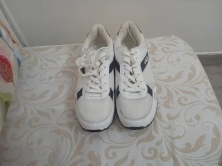 Zapatillas Fila Blancas y Rojas