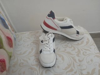 Zapatillas Fila Blancas y Rojas