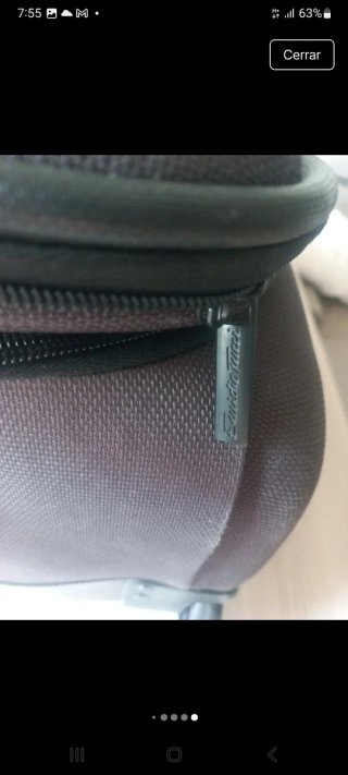Maleta de viaje marrón y verde