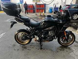 Yamaha Tracer 9 GT Negra y Dorada