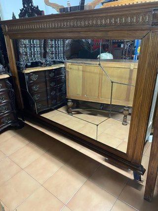 Aparador de madera con espejo