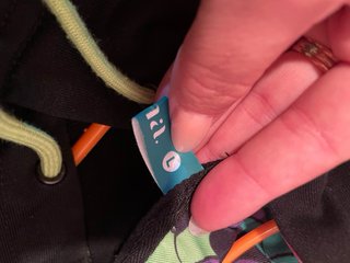 Sudadera larga negra con bolsillo estampado