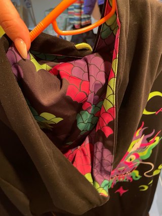 Sudadera larga negra con bolsillo estampado