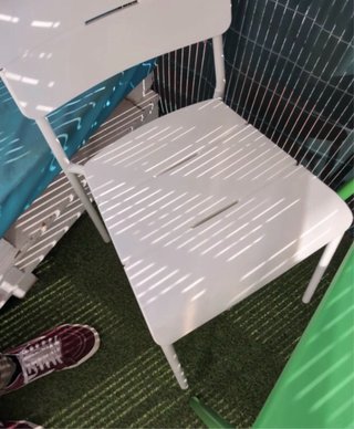 Mesa exterior verde y 1 silla blanca
