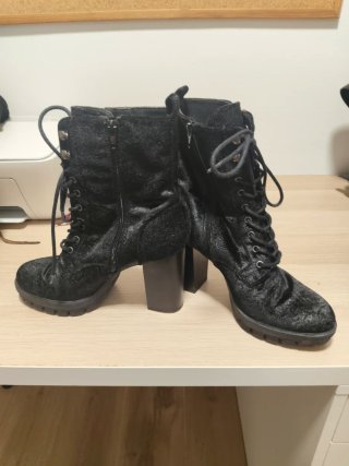 Botines negros aterciopelados con cordones