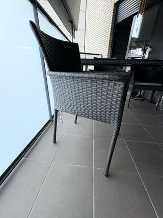 Tavolo da giardino con 4 sedie in rattan e vetro