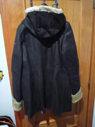 Abrigo de piel con capucha
