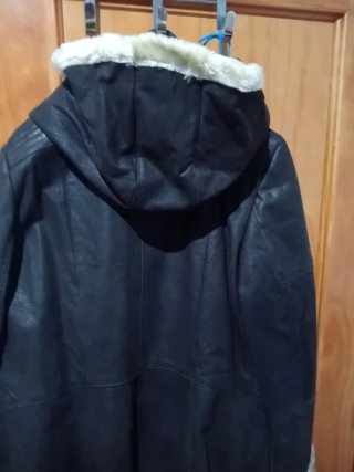 Abrigo de piel con capucha