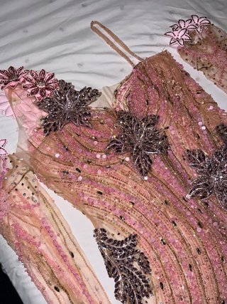 Vestido de lujo con pedrería estilo gitano