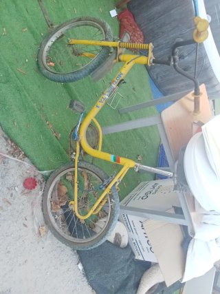 Bicicleta BMX amarilla antigua