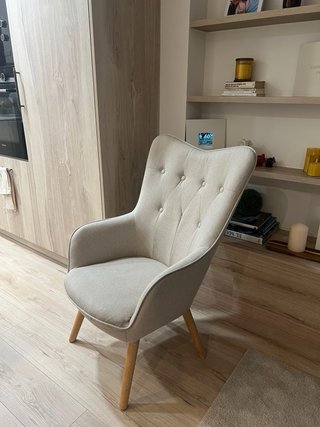 Butaca beige tela y madera