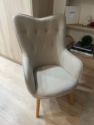 Butaca beige tela y madera