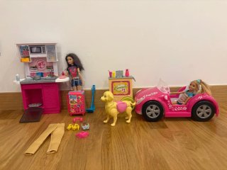 Set Barbie: Cocina, Coche, 2 Barbies y Accesorios