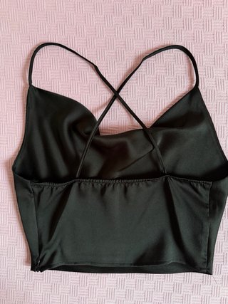 Top nero in raso con zip laterale