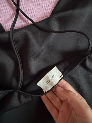 Top nero in raso con zip laterale