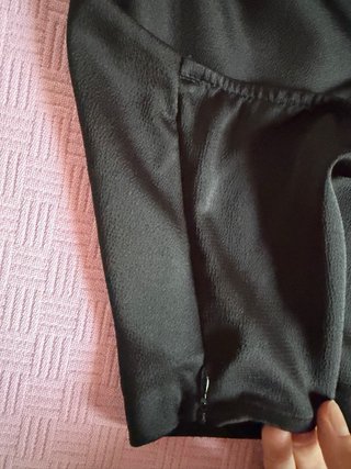 Top nero in raso con zip laterale