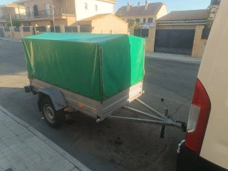 Remolque con lona verde