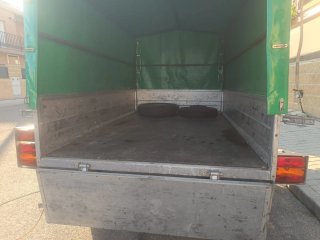 Remolque con lona verde