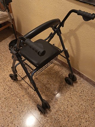 Andador para personas mayores con cesta