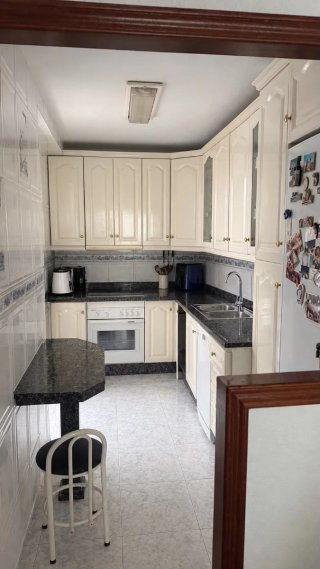 Cocina modular beige y negra