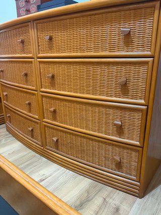 Cama con 2 mesitas, cajonera y espejo de mimbre