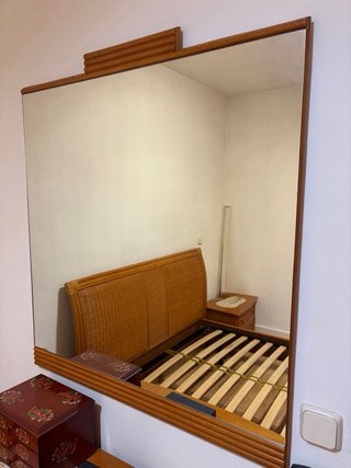 Cama con 2 mesitas, cajonera y espejo de mimbre