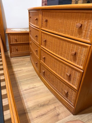 Cama con 2 mesitas, cajonera y espejo de mimbre