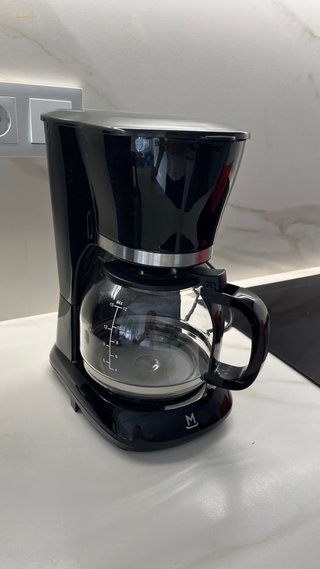 Cafetera de goteo negra
