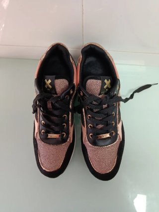 Zapatillas cuña mujer Xti negras y doradas