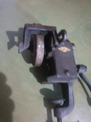 Amoladora manual antigua con base