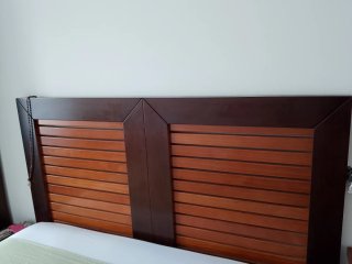 Cabecero y mesita de noche madera maciza