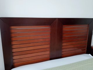 Cabecero y mesita de noche madera maciza