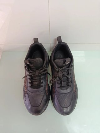 Zapatillas negras marca Tenth con diseño de rayo