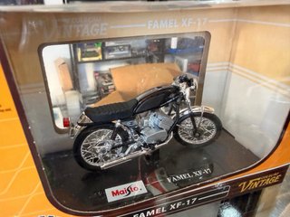 Miniatura Famel XF-17 Coleção Vintage Maisto 1:18