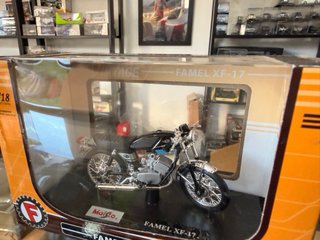 Miniatura Famel XF-17 Coleção Vintage Maisto 1:18