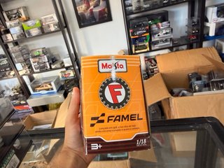 Miniatura Famel XF-17 Coleção Vintage Maisto 1:18
