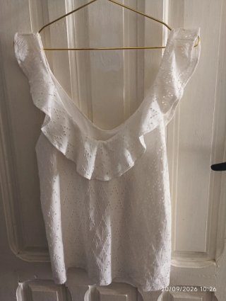 Blusa Vila blanca con volantes