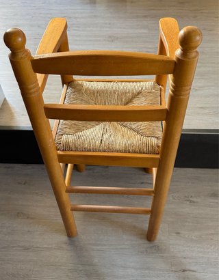 Trona infantil madera y mimbre
