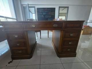 Escritorio de madera clásico