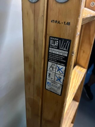 Escalera de madera plegable