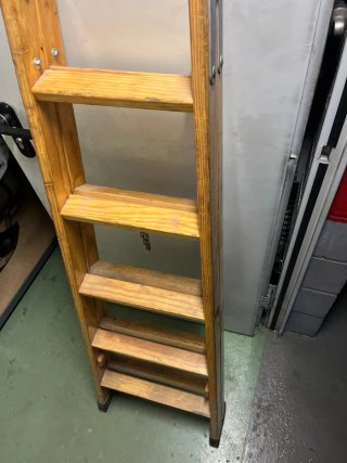 Escalera de madera plegable