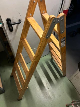 Escalera de madera plegable