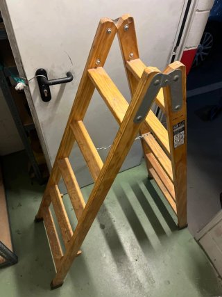 Escalera de madera plegable