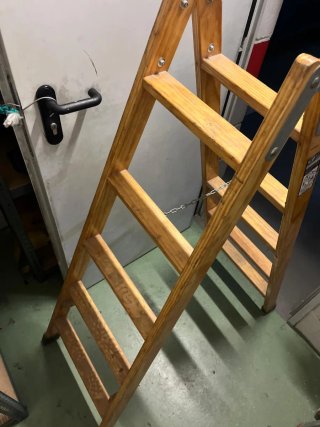 Escalera de madera plegable