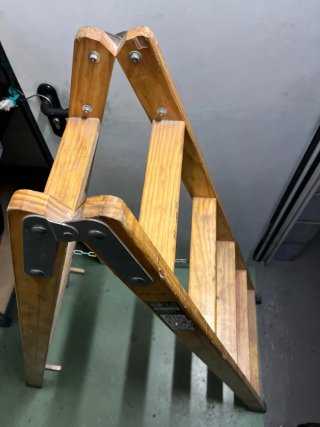Escalera de madera plegable