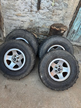 Llantas con neumáticos 31 10,5 R15.
