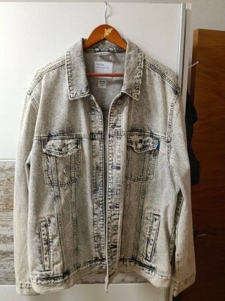 Cazadora vaquera Bershka desgastada