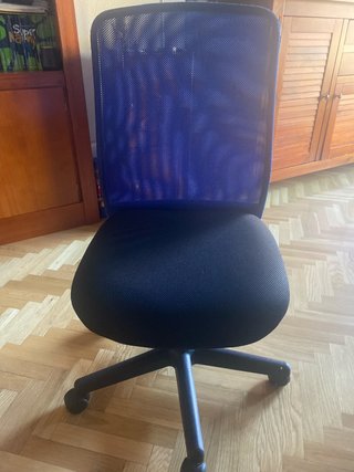 Silla de oficina ergonómica azul y negra