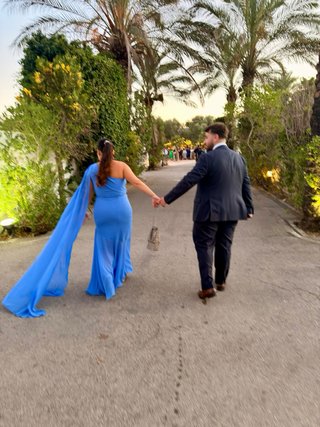 Vestido de fiesta celeste con capa