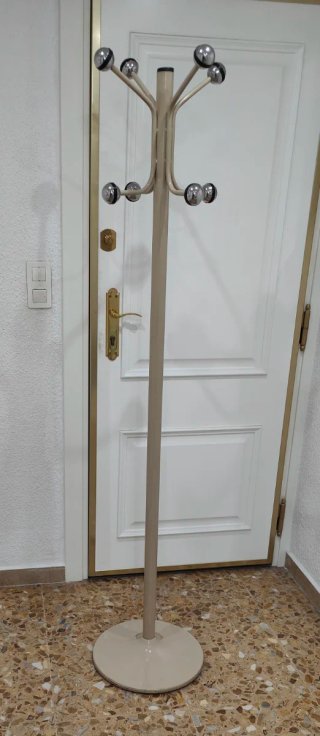 Estupendo perchero beige gran capacidad,como nuevo